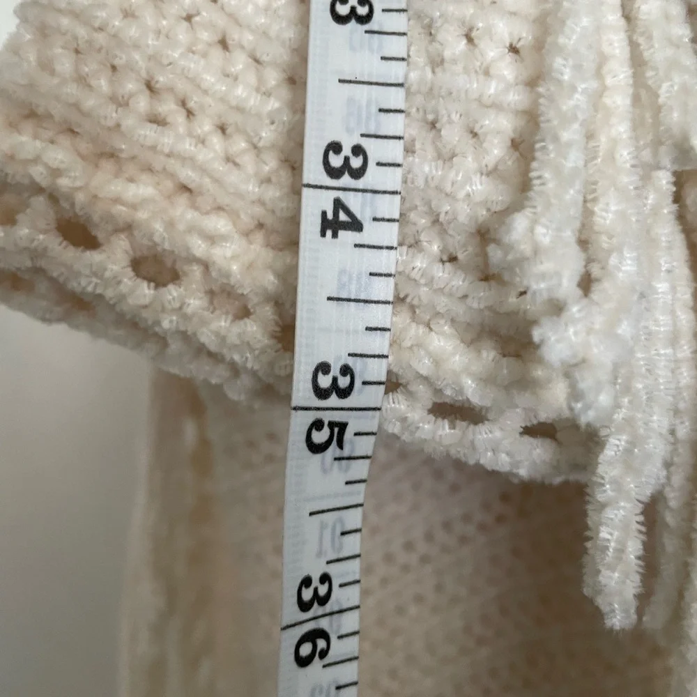 NWT Francesca’s Ivory Super Soft Crochet Fringe Scarf